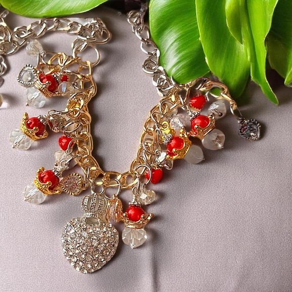 Elegant Gold and Red toned Queen of Hearts Charm Necklace - Picture 14 of 17